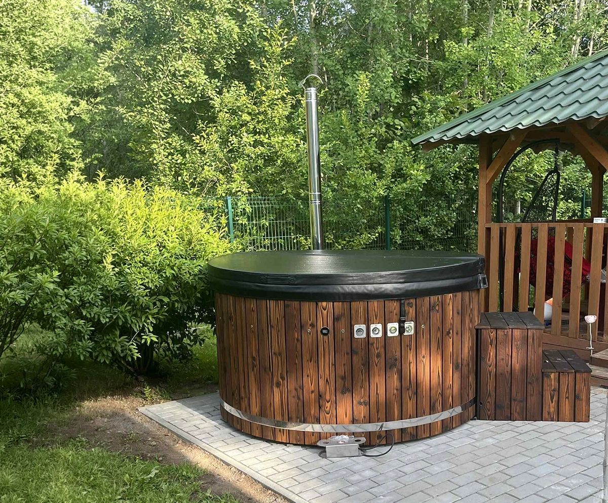 Wooden hot tub with insulated cover Aberdeen Scotland